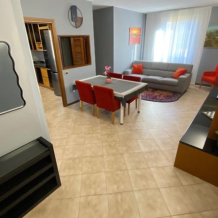 Holiday Lido Канобио Екстериор снимка